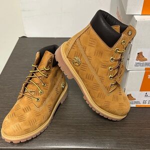 Boys Timberland Premium 6” Lace Boots in Wheat Nubuck Size 4   F52